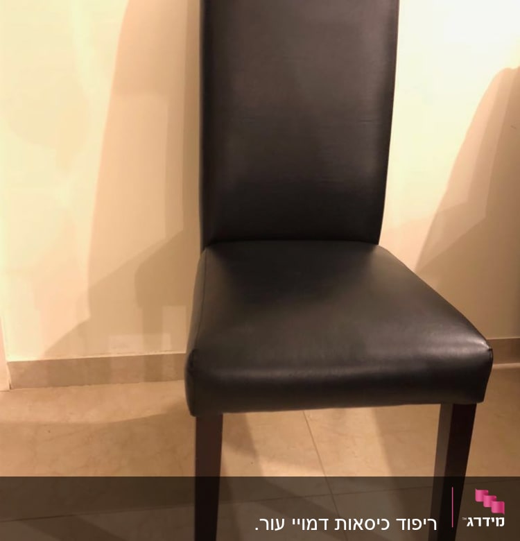 כיסא מרופד בעור שחור עם רגלי עץ